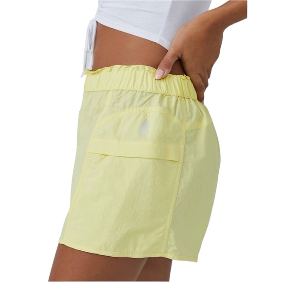 Free People Pants - 🦋FREE PEOPLE Movement In The Wild Shorts Light Yellow size-Small